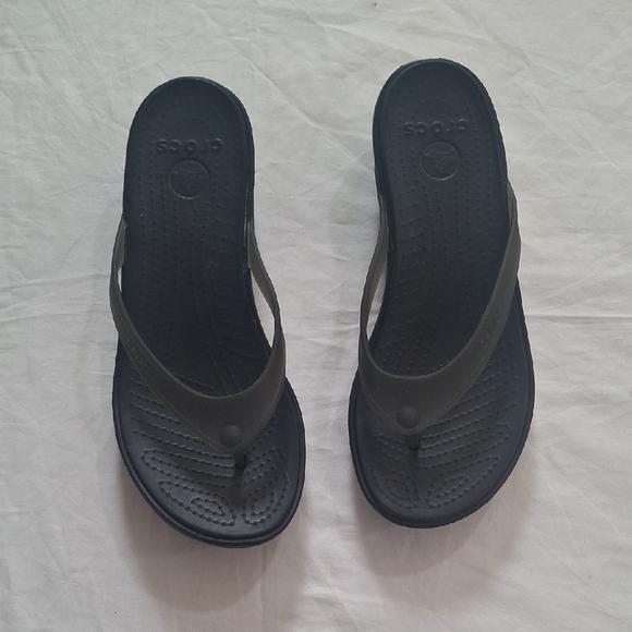 CROCS Women's Dark Flip Flops Size 9 - Picture 1 of 9